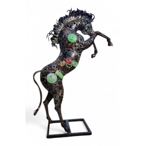Sculpture cheval cabré en fer pièces mécaniques recyclées