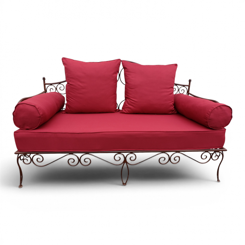 Banquette-coeur-PM-fer-forge-avec-coussins-bordeaux-blancs-marrons