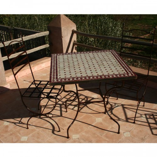 Table en zellige carrée 80/80 sur pied simple fer plein et 2 chaises marina