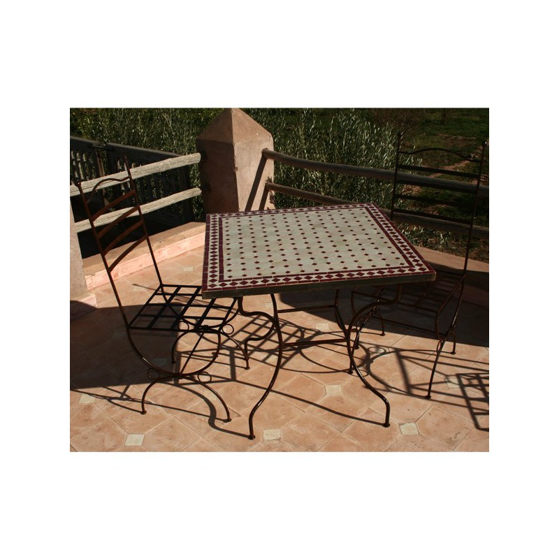 Table en zellige carrée 80/80 sur pied simple fer plein et 2 chaises marina